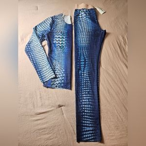 Conjunto azul con patrón de círculos entallado